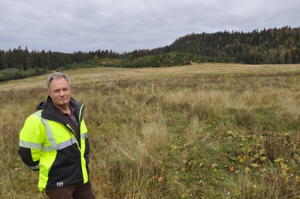 Rådgiver for ytre miljø i Fellesprosjektet, Ragnar Skagen, ved Avtjerna som blir prosjektets kjempedeponi.