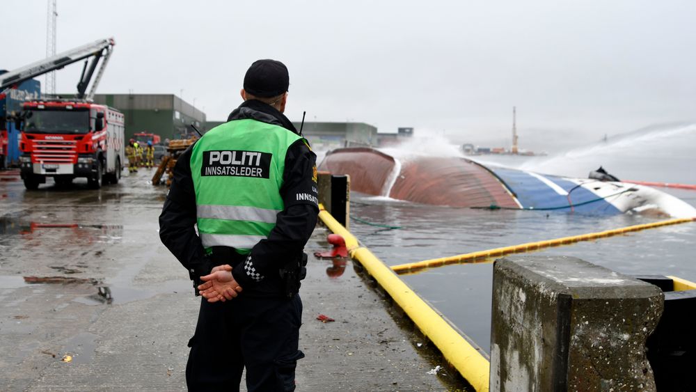 Innsatsleder førstebetjent Frode Lahelle i politiet  ved den kantrede tråleren Bukhta Naezdnik ved kai i Breivika Havn i Tromsø sist torsdag. Rederiet som eier den havarerte tråleren i Tromsø havn, håper å få slept båten tilbake til Russland.