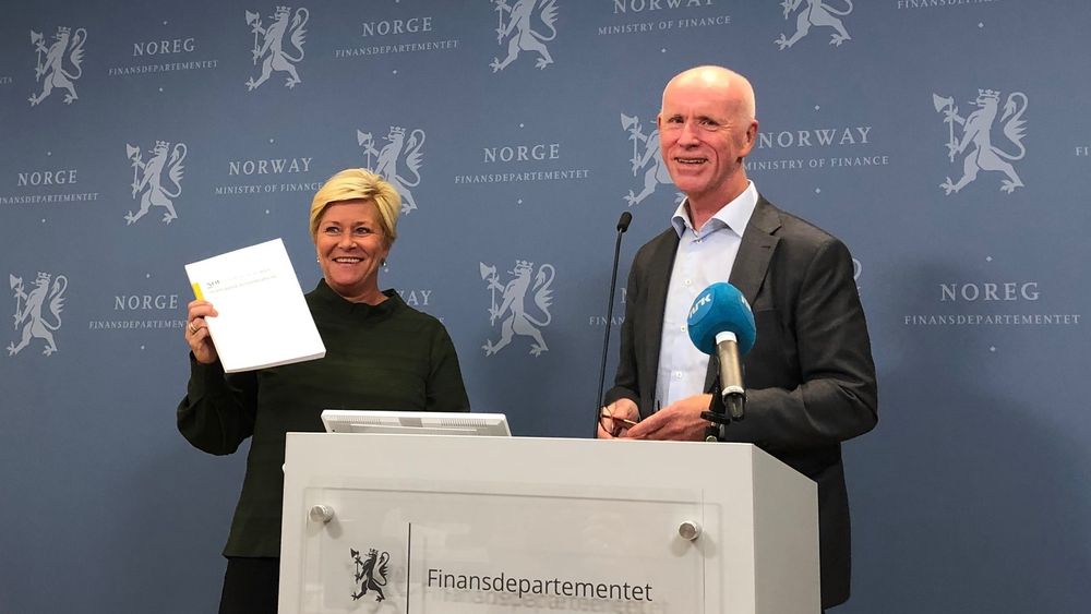 Leder Per Sanderud overrekker ekspertutvalgets anbefalinger til finansminister Siv Jensen (Frp). 