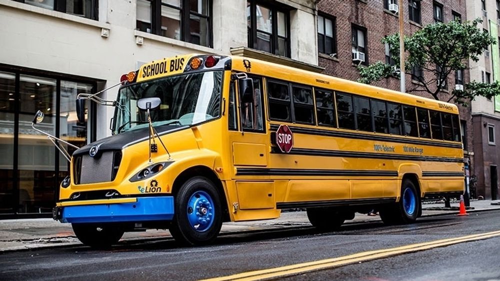 De elektriske skolebussene kobles på strømnettet, og skal bidra til å jevne ut belastningen på strømnettet i New York. 