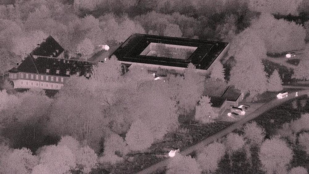 Dronebilde av en del av det tidligere Nato-anlegget, tatt med nattkamera.