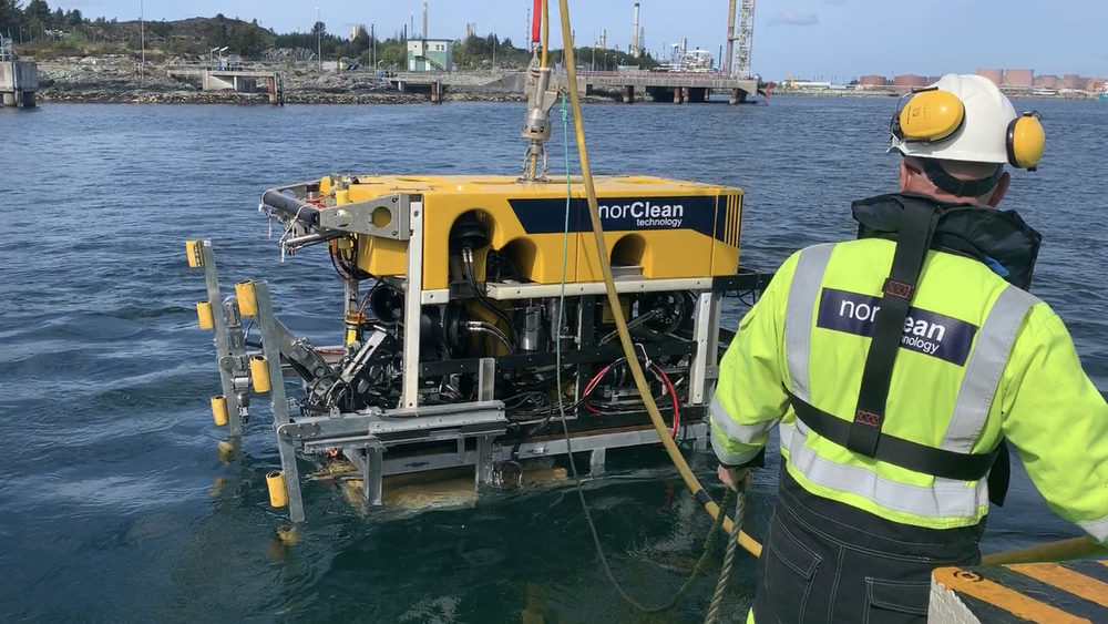 ROVen er modifisert for å kunne bore horisontalt for å kunne feste bolter for å sikre sjøkabler.