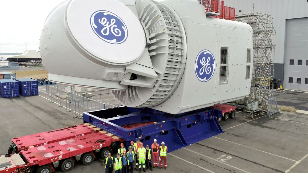 22. juli ble nacellen til verdens største turbin, Haliade-X, rullet ut fra fabrikken i Saint-Nazaire i Frankrike. Denne kjempekolossen, som blant annet inneholder generator og girboks, skal fraktes til Rotterdam hvor den skal kobles på andre deler av turbinen for å testes – i første omgang på land.