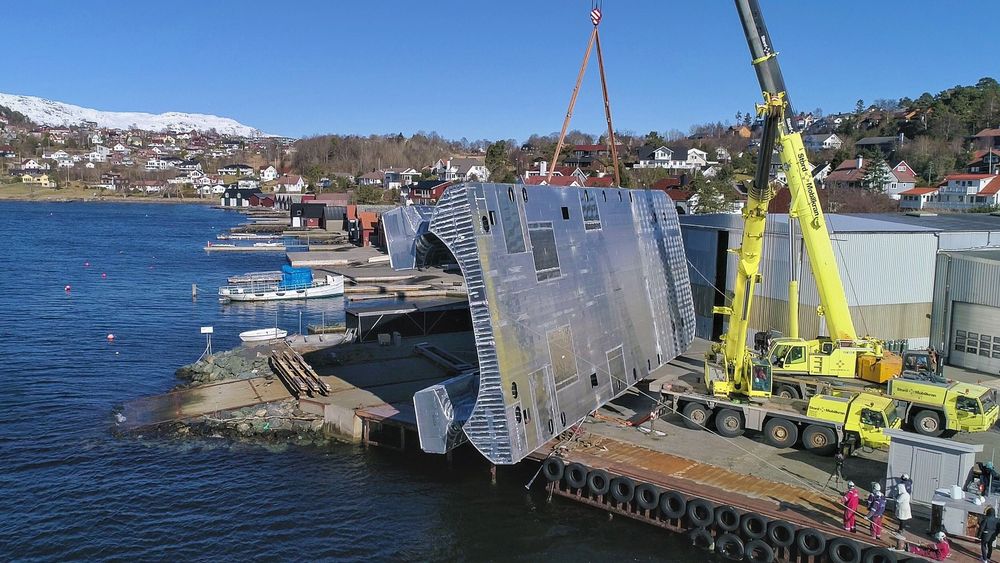 Skroget til M/S Fob Swath 8 ble bygget opp ned inne i hall og måtte ut på kai for å snus før arbeidet med utrustning og innredning kunne fortsette innendørs. 