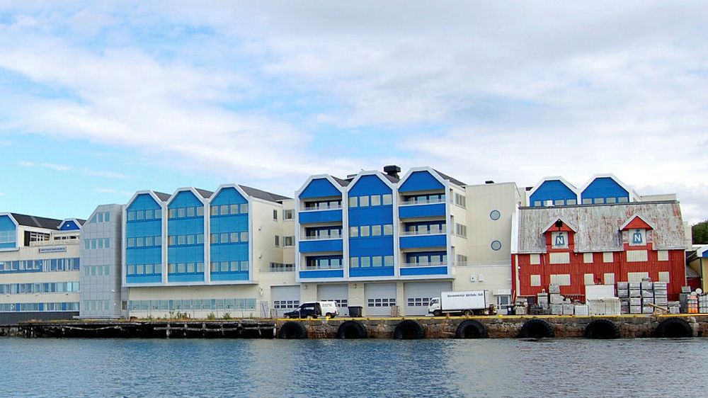 Her har Brønnøysundregistrene sitt nåværende hovedkontor. Fra 2021 flytter de inn i nye lokaler. Før den tid må kostnadene kuttes betydelig.