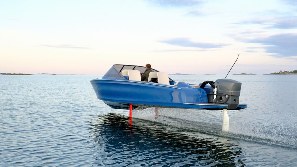 Elbåten med hydrofoil skal bruke kun 20-25 prosent av energien en vanlig fritidsbåt bruker, ifølge produsenten.