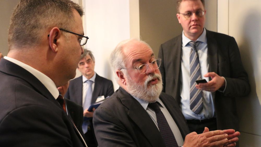 EUs klimakommissær Miguel Arias Cañete i samtale med olje- og energiminister Kjell-Børge Freiberg (Frp) (t.v.) i Brussel.