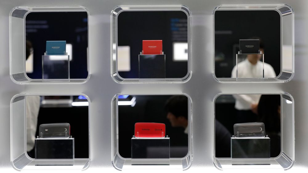Bærbare SSD-produkter på display i lokalene til Samsung Electronics i Seoul, Sør-Korea den 8. oktober 2019. Selskapet venter nå et kraftig resultatfall.