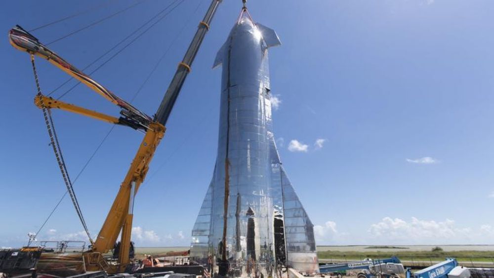 Om få måneder vil SpaceX sende opp romskipet Starship, som er bygd i rustfritt stål. Det er bedriftens nyeste arbeidshest som både skal frakte satellitter opp i rommet, mennesker til Månen og Mars – og lande igjen. Foto: Elon Musk