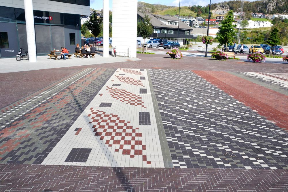 «Teppe Ålgård» er en kunstnerisk utsmykking, et teppe vevd i teglsten, laget av kunstnerduoen Løvaas & Wagle. Teppet binder busstasjonen sammen med kanalparken.