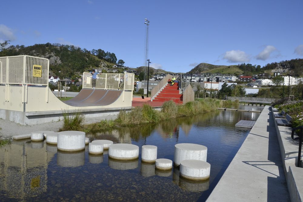 Flere anlegg som innbyr til aktivitet er bygget langs kanalen i de nye parken.