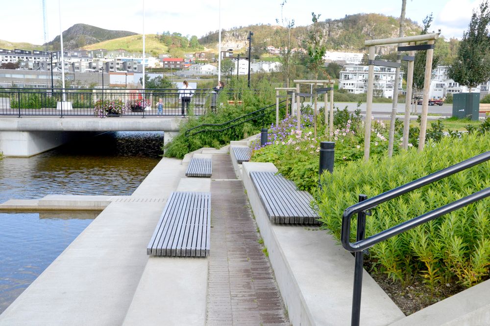Den nye kanalparken som ble åpnet i fjor sommer, låner litt vann fra kraftverket til gjennomstrømming under broer og langs gangveier med blomsterbed og benker. 