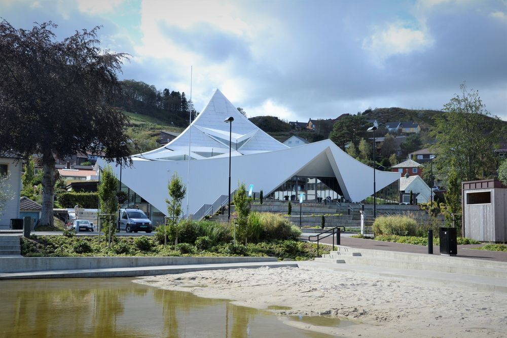 I den nye kanalparken ble det også anlagt ei badestrand. I bakgrunnen den nye kirken i Ålgård. 