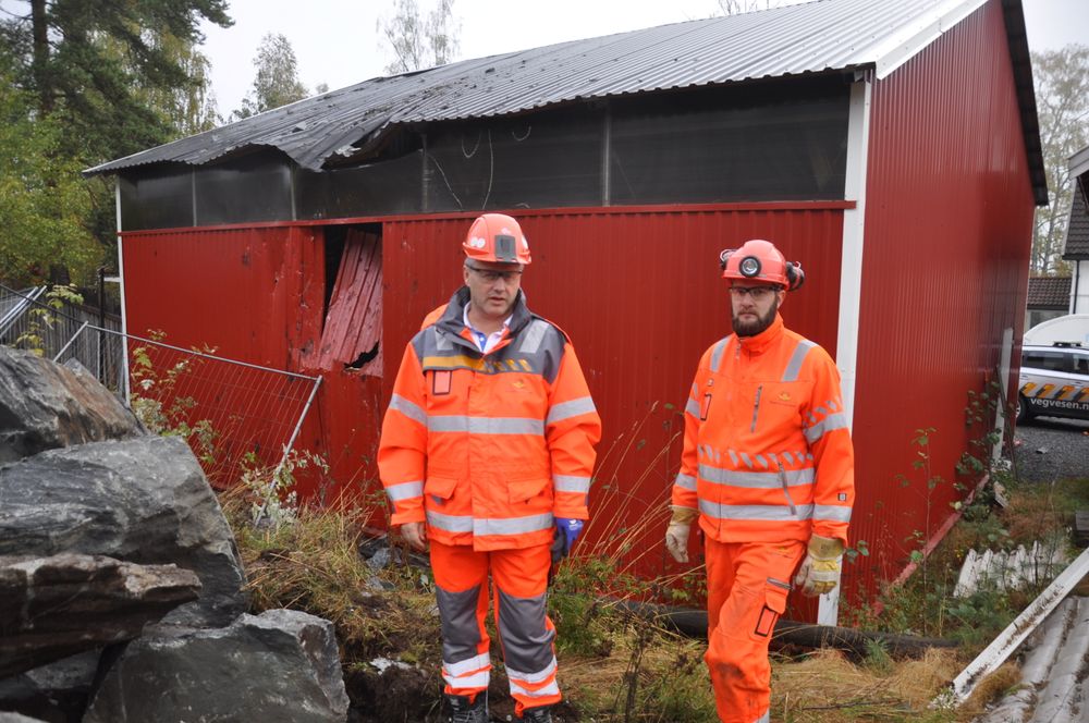 Prosjektleder Tom Hedalen t.v. og Gunstein Mork i Statens vegvesen ser på skadene etter gårsdagens sprengningsuhell. 