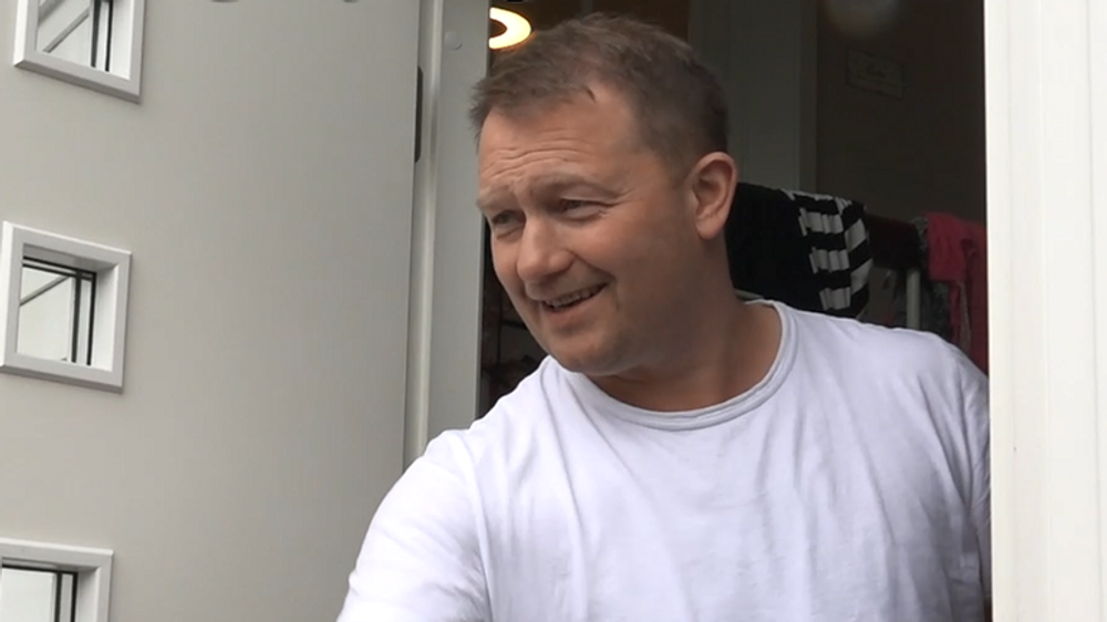 Fisker Jimmy Tøllefsen har åpnet huset sitt for energiforskerne, og tilpasser strømforbruket sitt etter behovet på resten av Husøya. Det kan han på sikt få betalt for. 