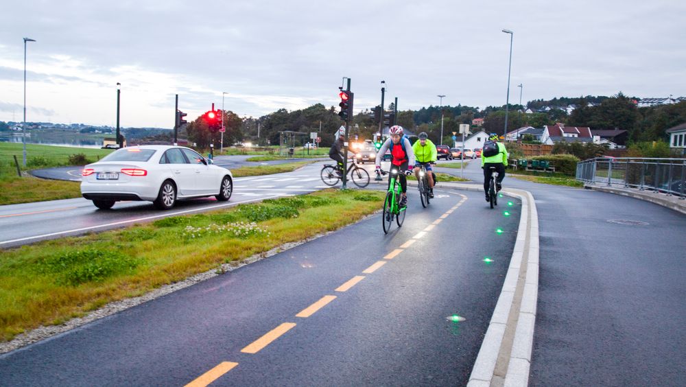 Et varmefølsomt kamera registrer syklisten og tenner grønne LED-lys i asfalten. Dermed vet syklisten at han har grønt lys og kan trygt krysse veien foran de ventende bilene.