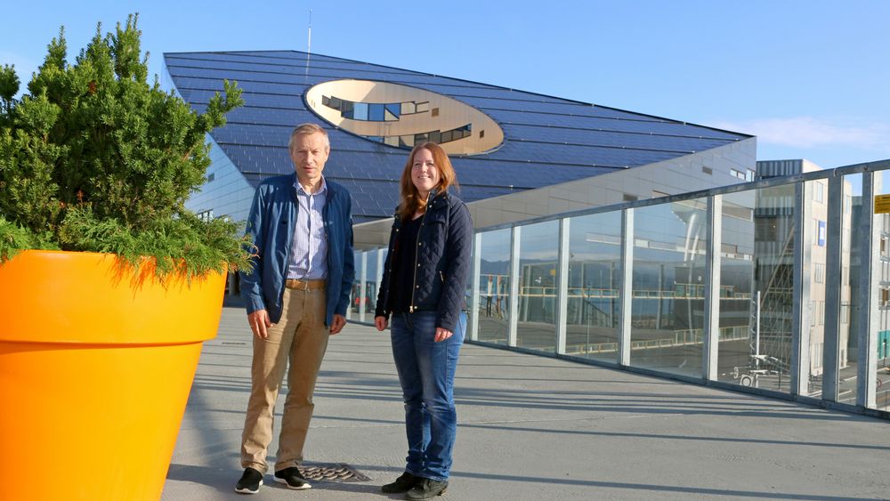 Skal få ned energiforbruket i Trondheim: Klaus Livik i Powel og Marit Myrstad i Trondheim kommune har stor tro på prosjektet +CityxChange. Her er de avbildet med Powerhouse Brattøra i bakgrunnen.