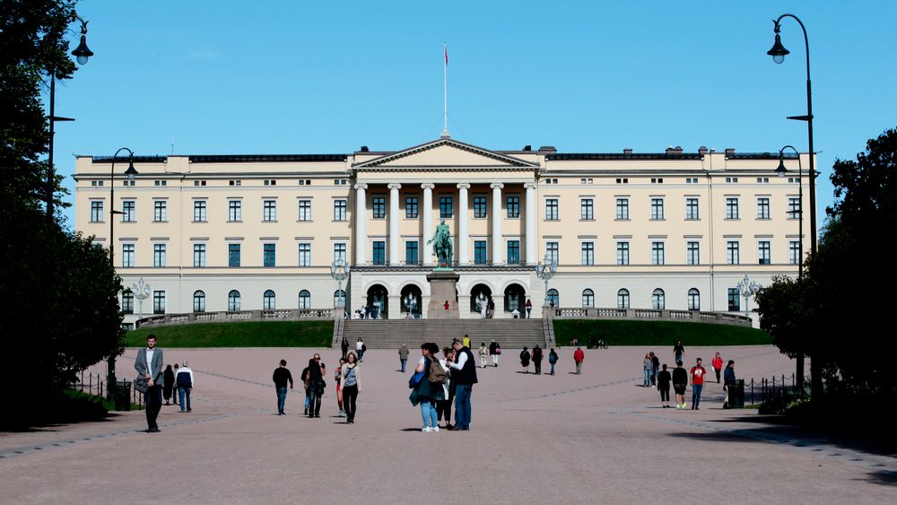 Slottsparken skal sperres for biler. tiltaket skal hindre uvedkomne å kjøre opp til slottet i Oslo.