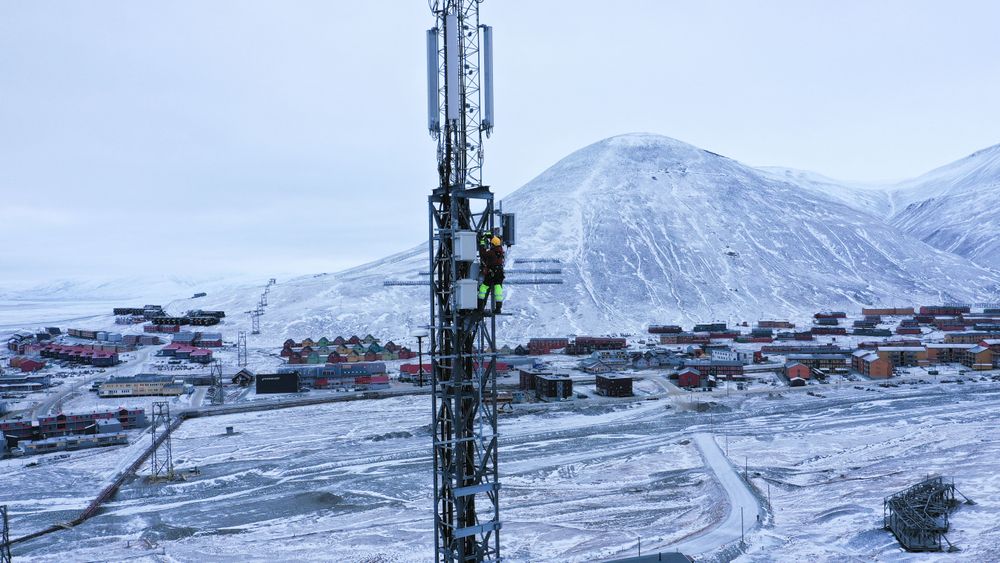 Her monteres 5G-utstyr i Longyearbyen på Svalbard. Fra 20. oktober vil innbyggerne kunne teste 5G - om de får tak i mobiltelefoner som støtter standarden.