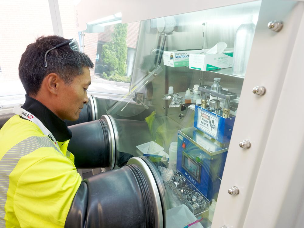 Som en del av egen kompetanseutvikling har Elkem startet lab-produksjon av knappeceller for å kontrollere kvaliteten på anodematerilae og teste forskjellige varianter. De må monteres i oksysgenfri atmosfære. Her legger R&D Engineer Quang Thanh Nguyen inn anoden i et batteri. 