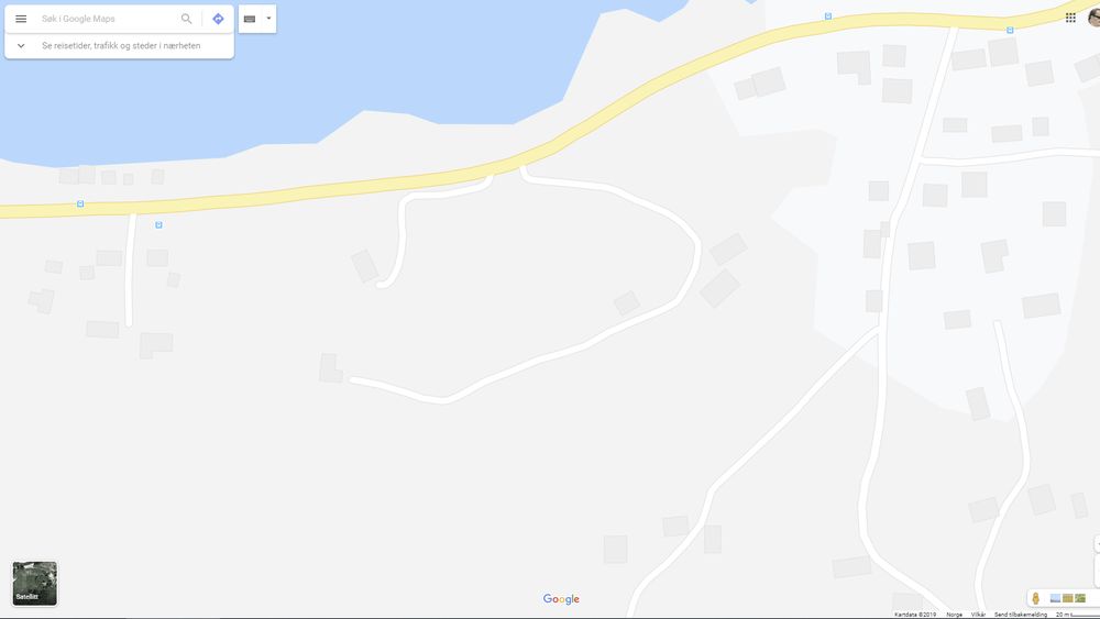 Et utsnitt i Google Maps som viser et område rett vest for Ølen i Vindafjord kommune. Ikke et eneste veinavn er oppgitt. Da blir det vanskelig for å finne fram for dem som ikke er lokalkjente.