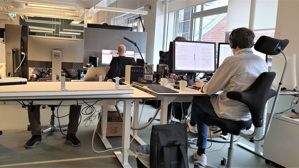 Støynivået i et kontorlandskap går ut over produktiviteten, mener akustisk konseptutvikler Halvor Berg. Støydempende hodetelefon hjelper noe.