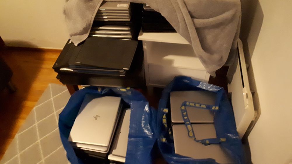 Politiet fant i underkant av 100 datamaskiner da de ransakte en leilighet som de to mennene disponerte.