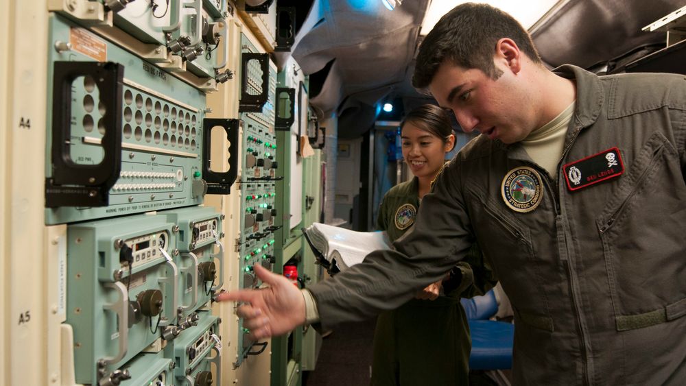 Personell tilknyttet oppskytningskontrollsenteret ved F.E. Warren Air Force Base kontrollerer det flere tiår gamle kommando- og kontrollsystemet for atomvåpen, som er omtalt i saken.