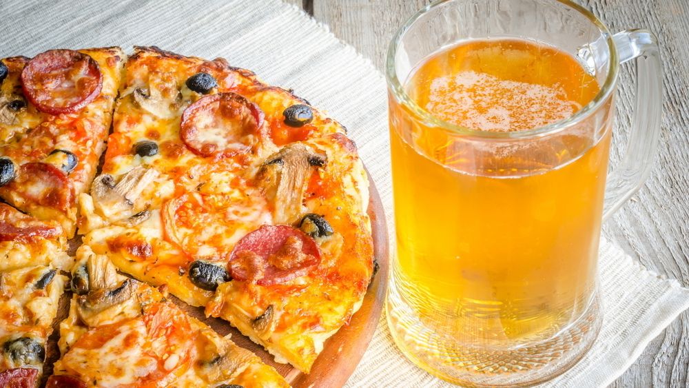 Ikke alle trenger eksternt tilført alkohol for å bli fulle. For en 46-årige amerikaner holdt det lenge med en pizza.