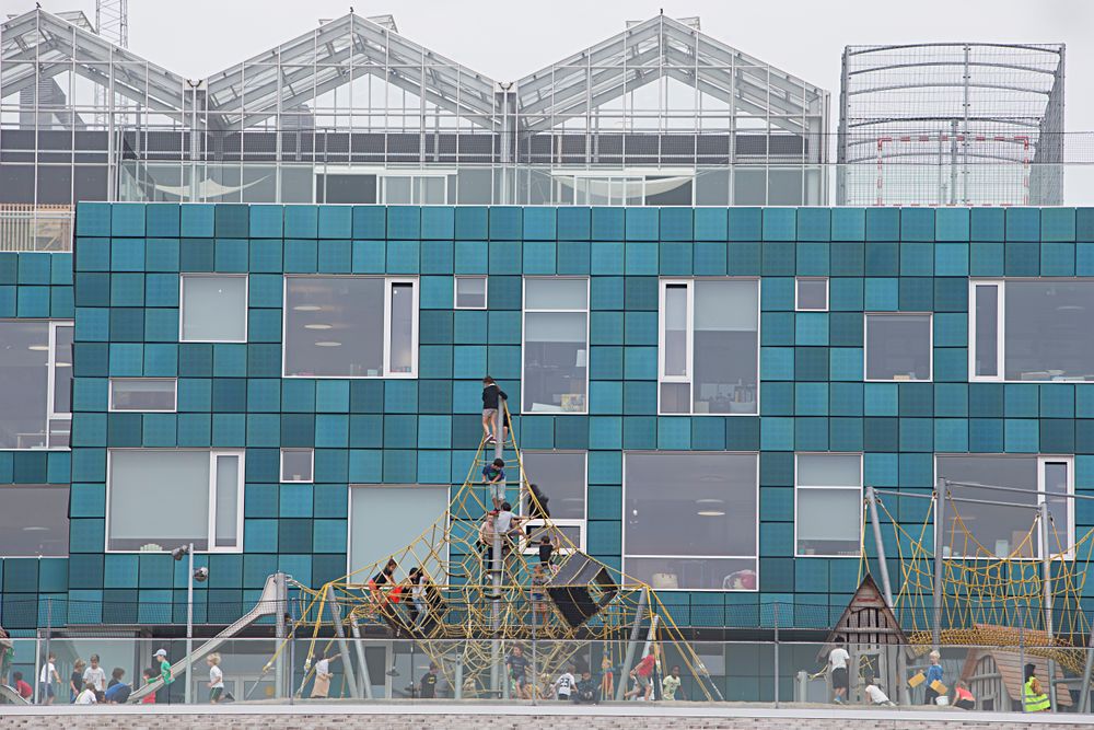 Den internasjonale skolen i Nordhavn er dekket av blå solcellepanel og produserer til energi enn den bruker. 