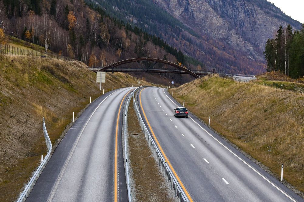 Utredningen fra Statens vegvesen viser fordeler og ulemper ved å gå opp en størrelse, fra to/trefelts veier med 90 km/t versus firefelts veier med 110 km/t i timen.