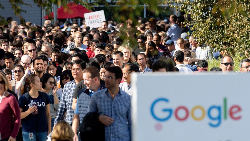 Bildet er fra fjorårets demonstrasjon ved Googles hovedkontor i Mountain View, California, da mange tusen ansatte la ned arbeidet.