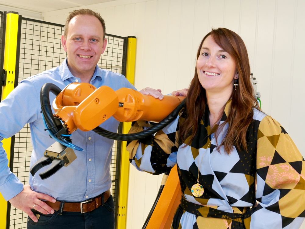 Sølvar Flatmo og Anita Hager er stolte over at de har bidratt til å gjøre batteriproduksjon lønnsomt i Norge gjennom utstrakt automatisering.