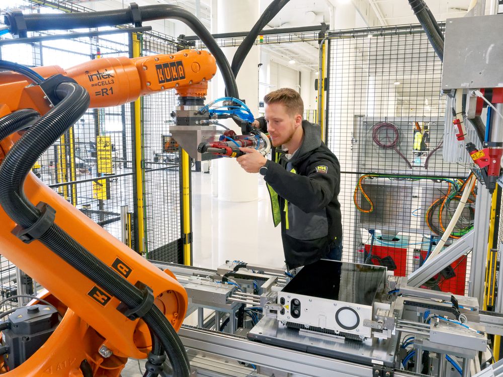 Prosjektingenør Daniel Bjørkheim fra Intek engineering provoserer frem feil i systemet og finjusterer robotenes ytelse på batterifabrikken til Corvus i Bergen.