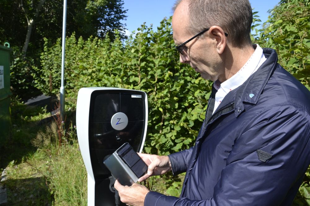 Teknisk sjef i Rennesøy kommune, Bård-Ove Pedersen, kan via en app på sin mobiltelefon styre effekttilgangen til alle kommunale el-billadere slik at man unngår best mulig at effektforbruket topper seg på morgenen og formiddagen.