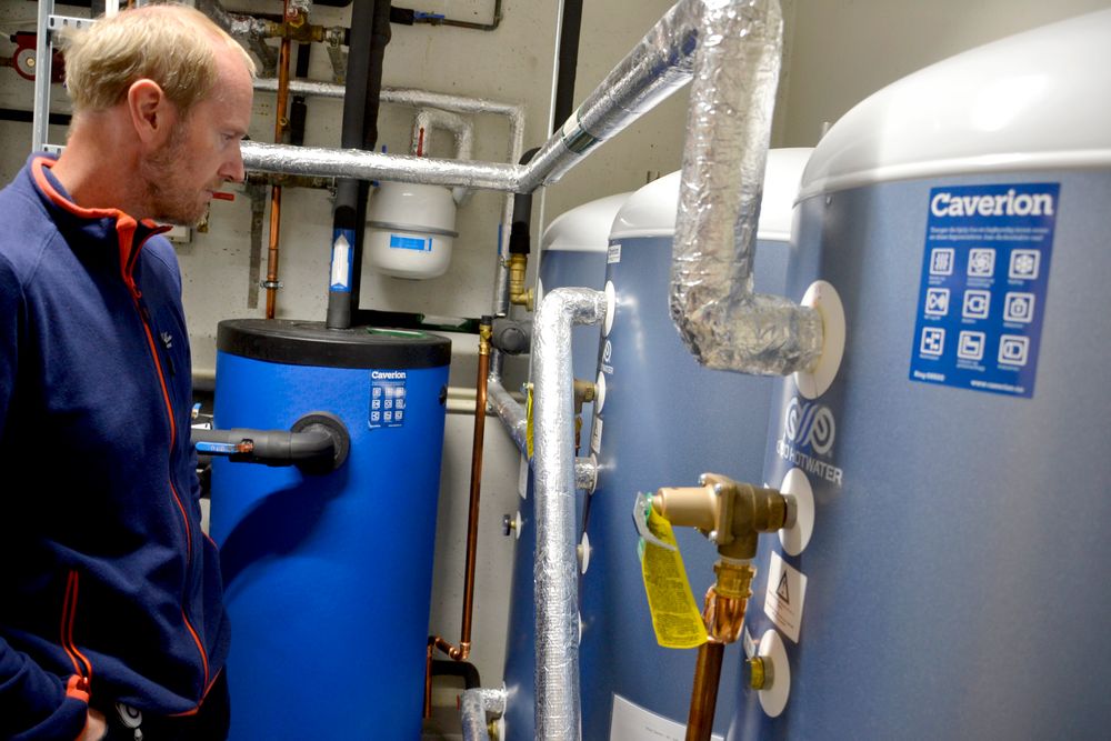 ra maskinen som skal gi kjøling til kjølerommene ved kjøkkenet kommer varme som benyttes til oppvarming av tappevann i disse tankene, forteller energirådgiver Rolf Magne Breivik.