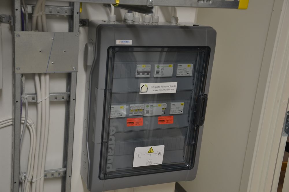 Bryterskap med utstyr som sørger for at strømmen til nettet kuttes umiddelbart ved strømstans slik at nødstrøm fra batteriene kun brukes internt på bygget.