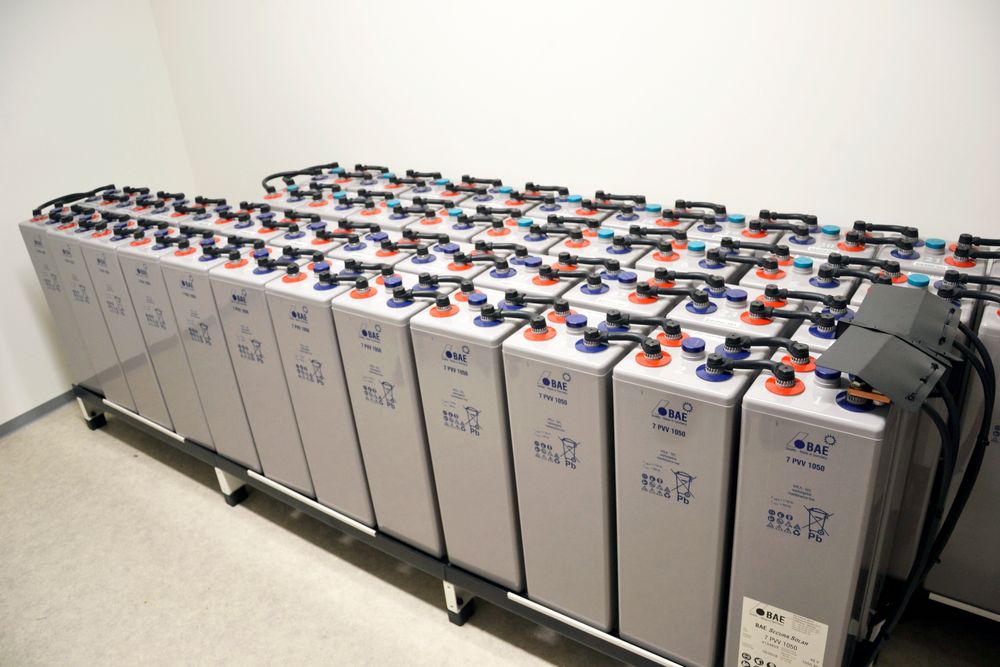 Strøm fra solcellene lagres på disse 48 battericellene med kapasitet til 80 kilowattimer.