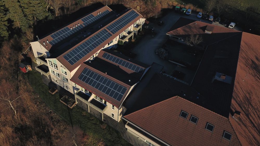 På fire takflater er det installert solcellepaneler som kan gi en effekt på 40 kilowatt.