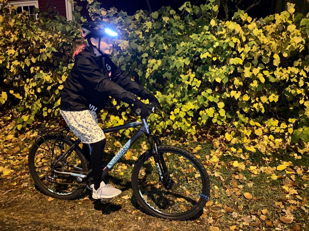 Smarte sykkelhjelmer med LED-lys kan bidra til bedre synlighet på sykkel i høstmørket. Her er Lumos i aksjon.