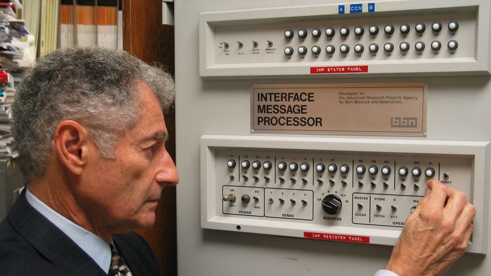 Leonard Kleinrock ved IMP-en (Interface Message Processor) som stod for selve overføringen av ARPANET-meldingen som ble sendt den 29. oktober 1969. Kleinrock var ansvarlig for prosjektet. 