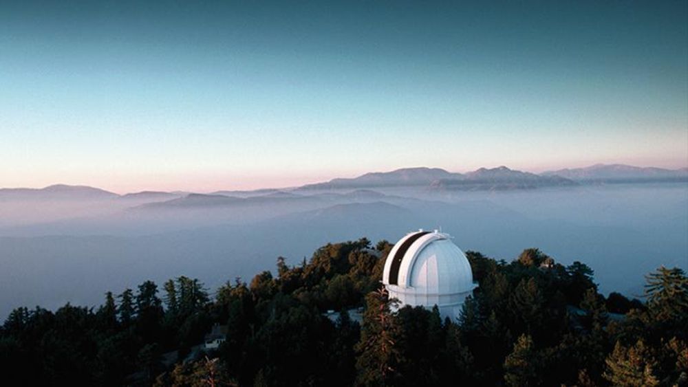 Observatoriet på Mount Wilson, hvor Edwin Hubble gjennomførte sine skjellsettende observasjoner. Økende lysforurensing fra Los Angeles har begrenset teleskopets observasjonsmuligheter, men stedet er fremdeles et senter for aktiv forskning.