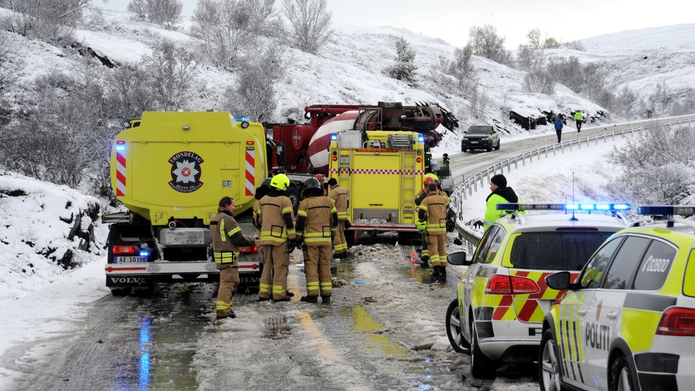 Tre personer mistet livet i en trafikkulykke på E6 ved Kongsvoll i Oppdal i Trøndelag. 70 prosent av de 23 som mistet livet i trafikken i september og oktober, døde i møteulykker.