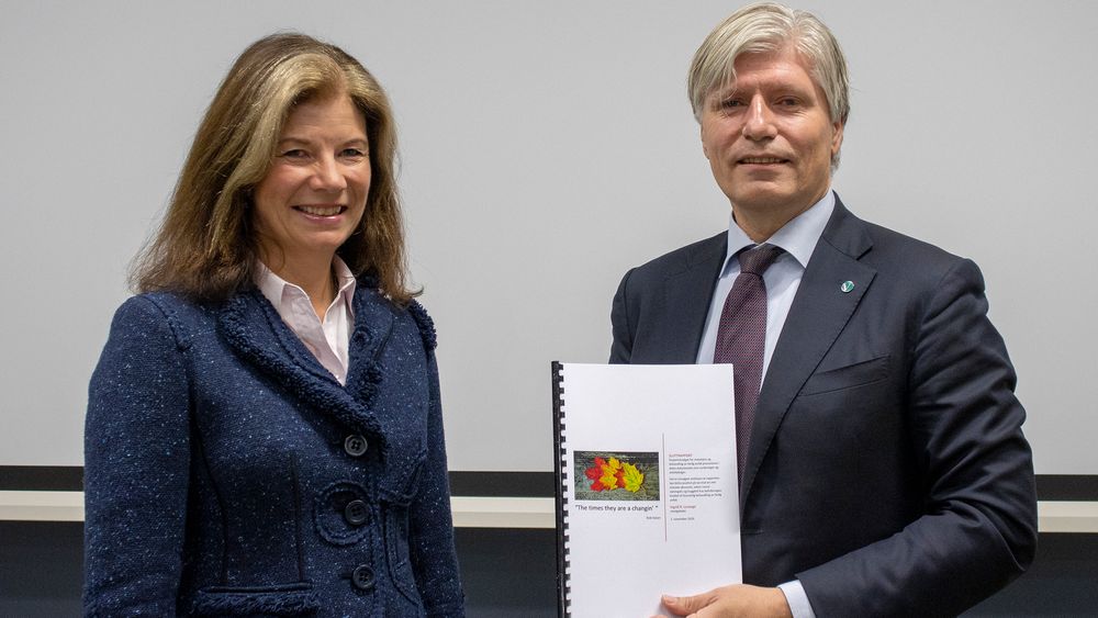 Utvalgsleder Ingrid R. Lorange overleverte rapporten fra Ekspertutvalget for reduksjon og behandling av farlig avfall til klima- og miljøminister Ola Elvestuen (V).
