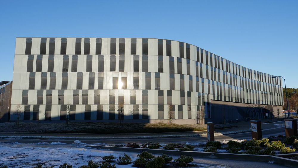 Glassfasaden på Oljedirektoratets bygg i Stavanger skal rehabiliteres med solkraftanlegg i løpet av vinteren. Denne typen rehabilitering kan bli en viktig del av den totale strømproduksjonen tror norske forskere.
