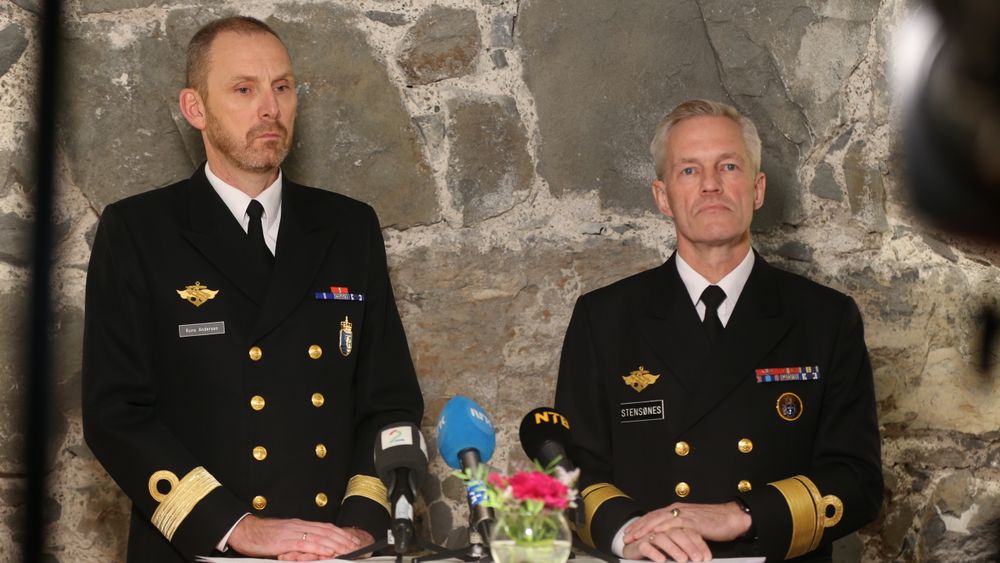 Sjef i marinen, Rune Andersen (t.v.) og sjef i Sjøforsvaret Nils Andreas Stensønes holder pressekonferanse på Besøkssenteret på Akershus Festning.