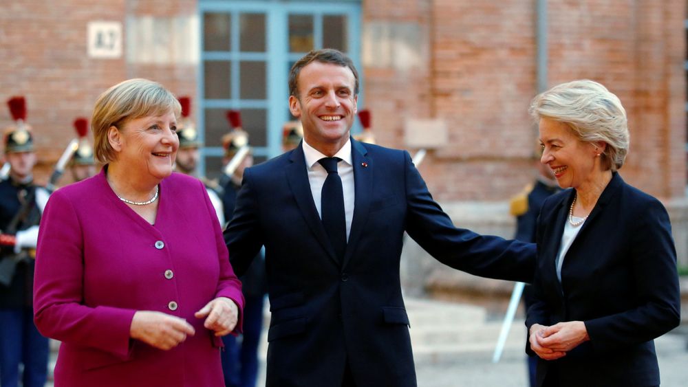 Påtroppende EU-president Ursula von der Leyen (til høyre) har kunngjort en plan for en karbontoll på varer innført fra resten av verden. Her er hun sammen med den tyske rikskansleren Angela Merkel og den franske presidenten, Emmanuel Macron. 
