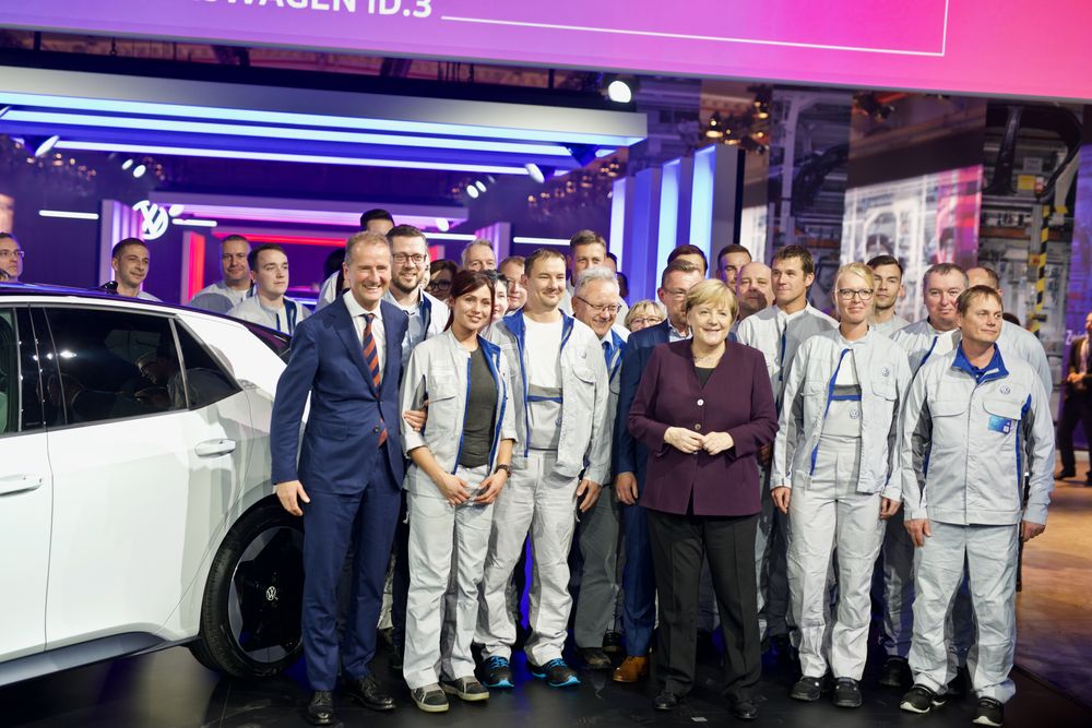 Angela Merkel, Herbert Diess og flere Volkswagen-arbeidere var tilstede på produksjonsstarten.