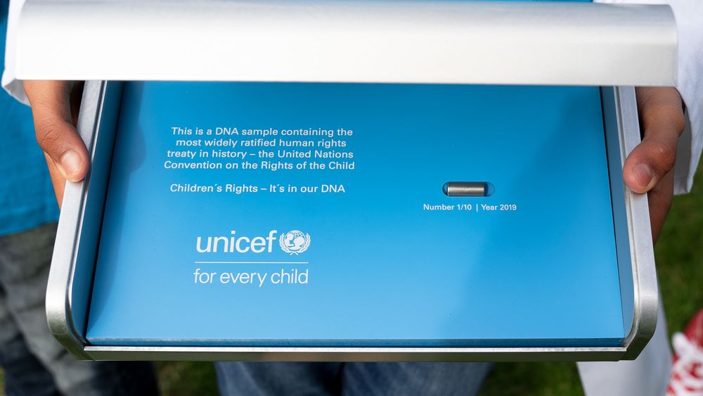 DNA-kapselen som inneholder FNs konvensjon for barnets rettigheter.