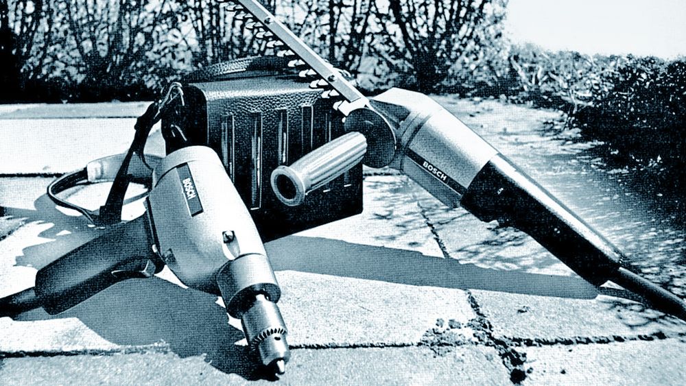 Anno 1969: Bosch to første batteriverktøy, en drill og en hekksaks, hadde ledning til det tunge blybatteriet man måtte ha over skulderen.